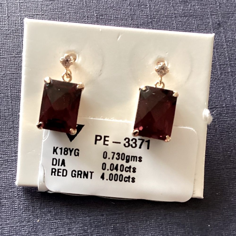 18K Solid Yellow Gold 2Carat Garnet for Each Dangling and 0.04 Natural Diamond